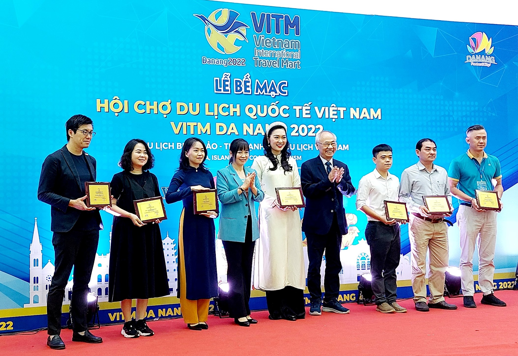 Chủ tịch HHDL Việt Nam Vũ Thế Bình và Giám đốc Sở Du lịch Đà Nẵng Trương Thị Hồng Hạnh trao kỷ niệm chương cho các gian hàng có quy mô thiết kế ấn tượng